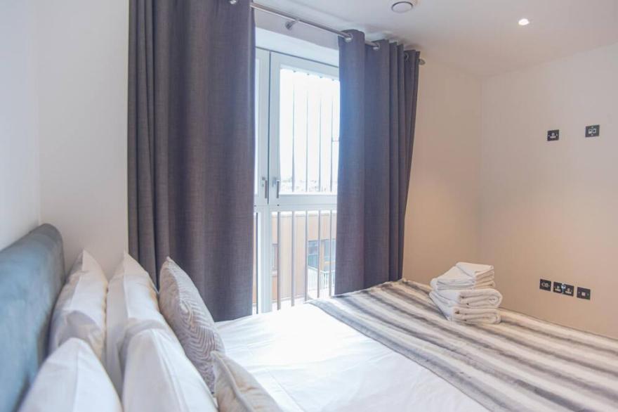 One Bed Apartment w Balcony in Heart of Shoreditch