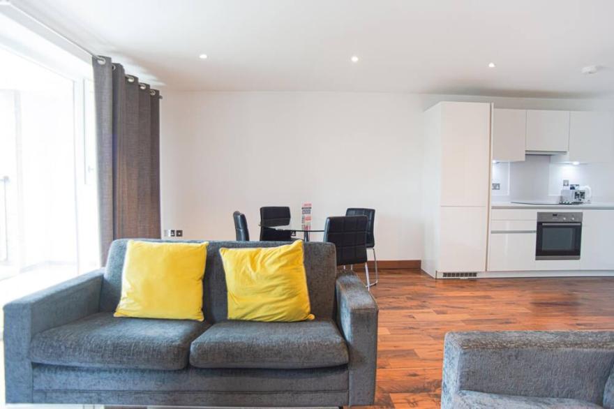 One Bed Apartment w Balcony in Heart of Shoreditch