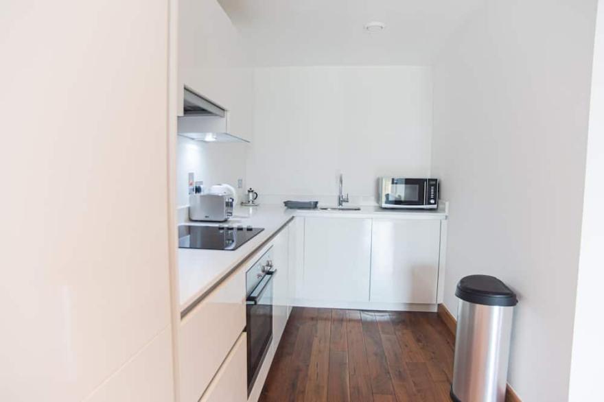 One Bed Apartment w Balcony in Heart of Shoreditch