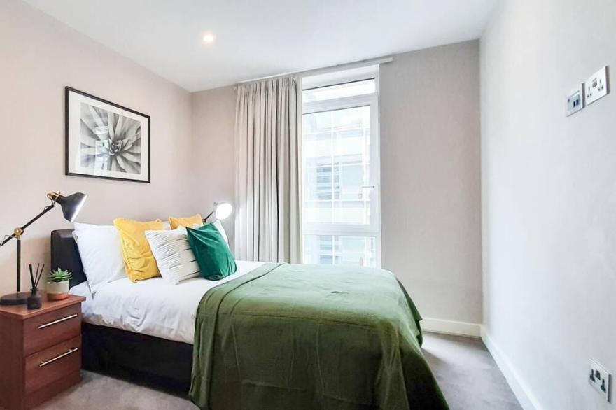 Luxurious Two Bed Two Bath with Balcony in Angel
