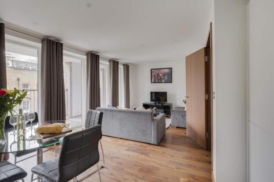 Spacious Two Bed w Balcony in Heart of Shoreditch