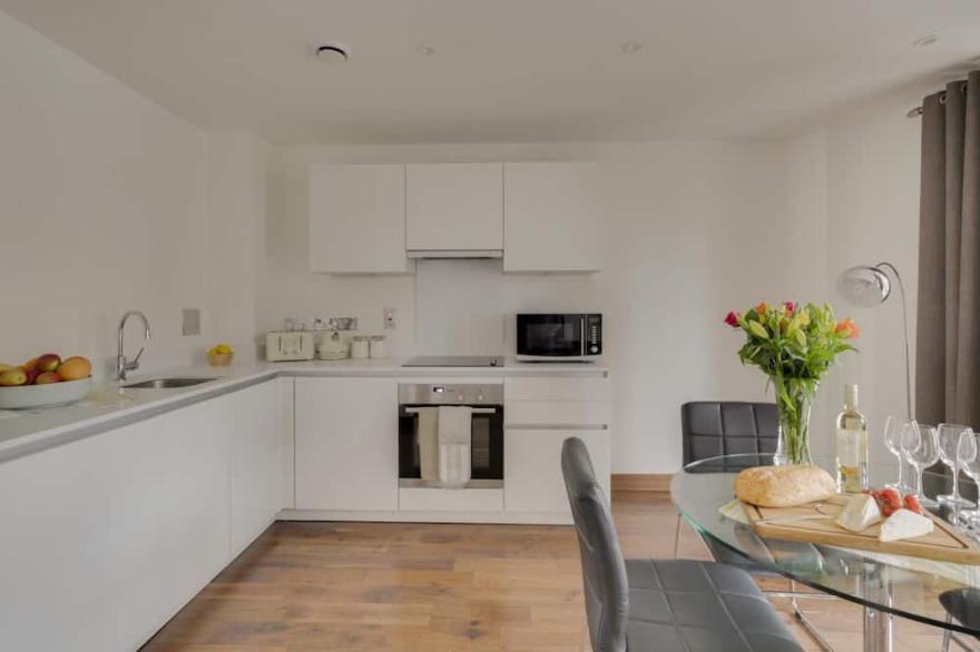 Spacious Two Bed w Balcony in Heart of Shoreditch