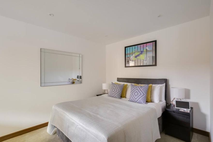Spacious Two Bed w Balcony in Heart of Shoreditch