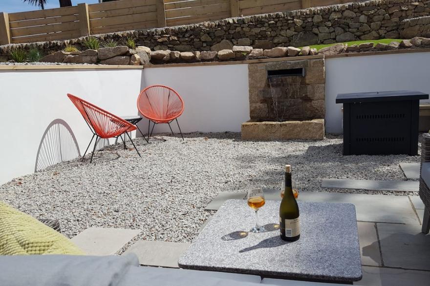 Beautifully situated 3 bedroom 3 bathrooms detached property minutes from beach