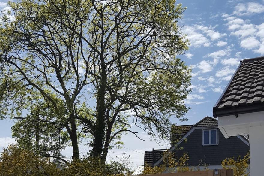 Beautifully situated 3 bedroom 3 bathrooms detached property minutes from beach