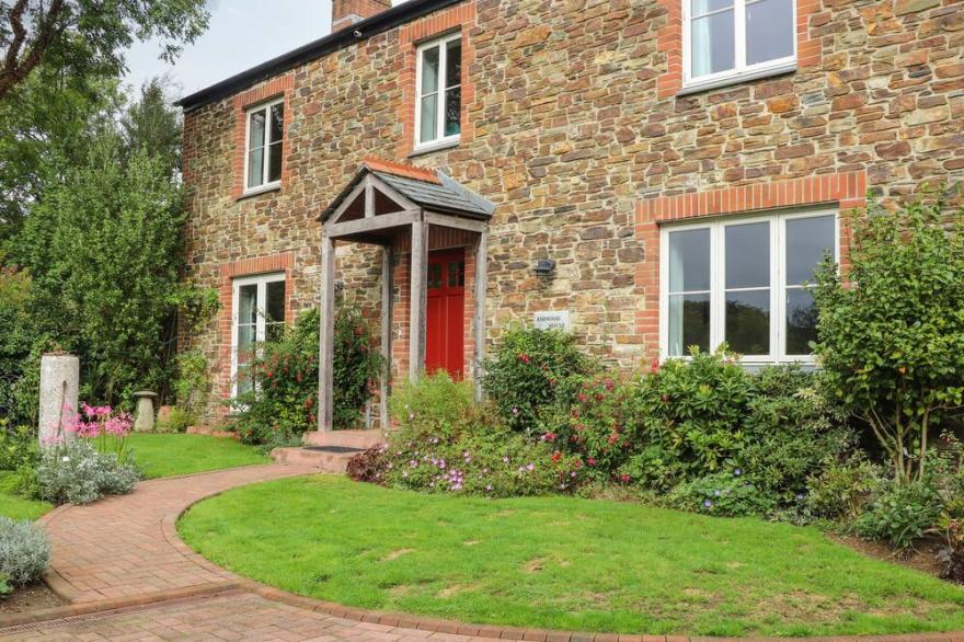 ASHWOOD HOUSE, pet friendly, character holiday cottage in Grampound