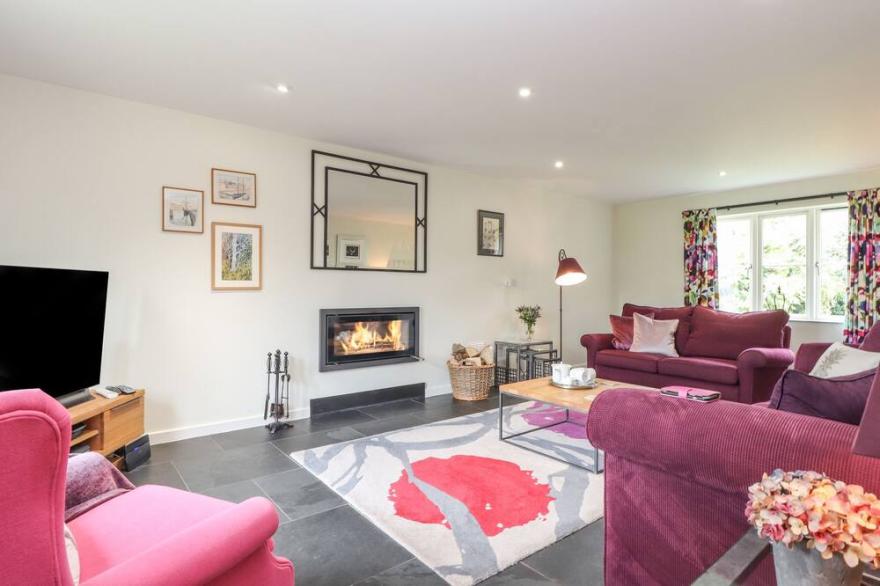 ASHWOOD HOUSE, pet friendly, character holiday cottage in Grampound