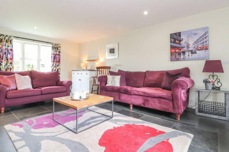 ASHWOOD HOUSE, pet friendly, character holiday cottage in Grampound