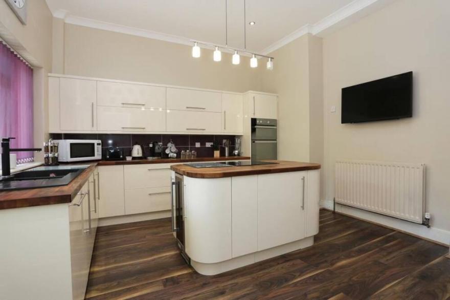 BOURNECOAST: BEAUTIFUL APARTMENT NEAR TOWN CENTRE WITH LARGE GARDEN - FM7349