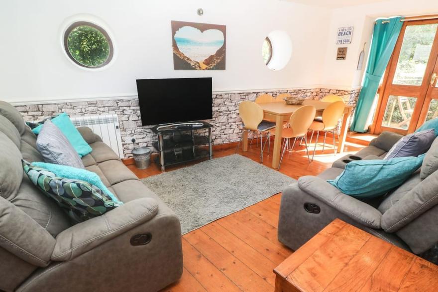 MILL HOUSE BARN, pet friendly, with a garden in Penzance