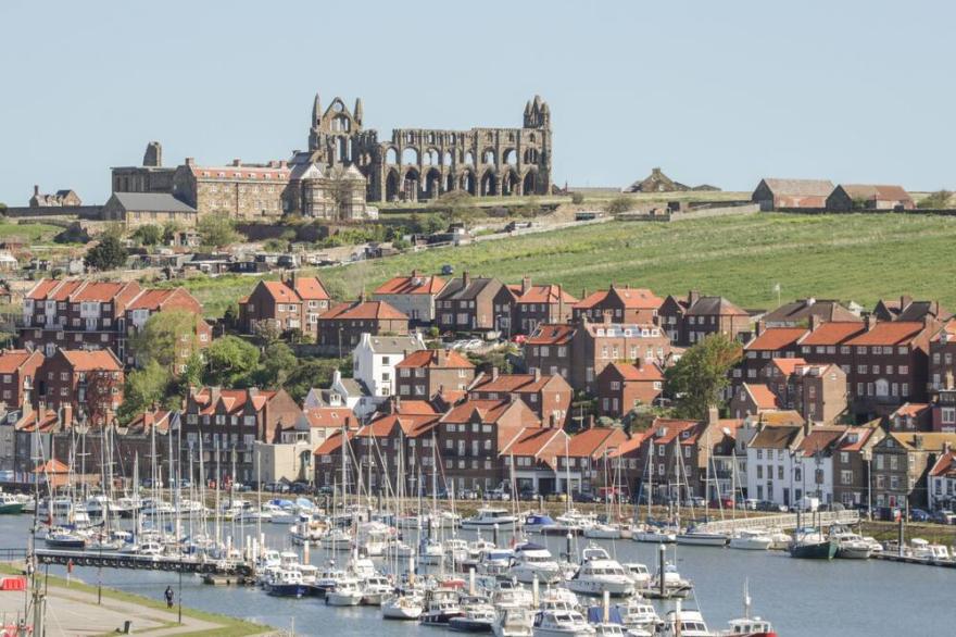 HELREDALE RETREAT WHITBY, pet friendly, with a garden in Whitby
