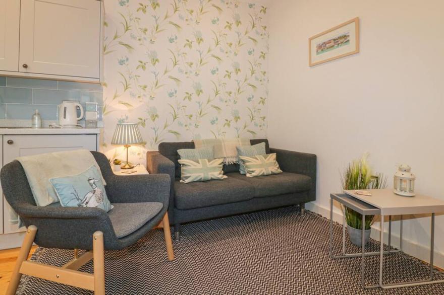 THE GRANARY, pet friendly, character holiday cottage in Summercourt