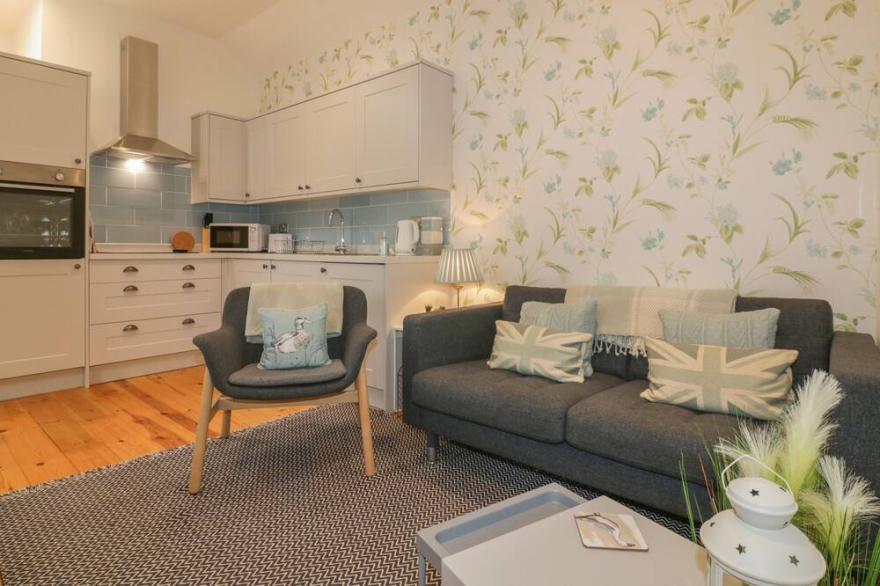 THE GRANARY, pet friendly, character holiday cottage in Summercourt