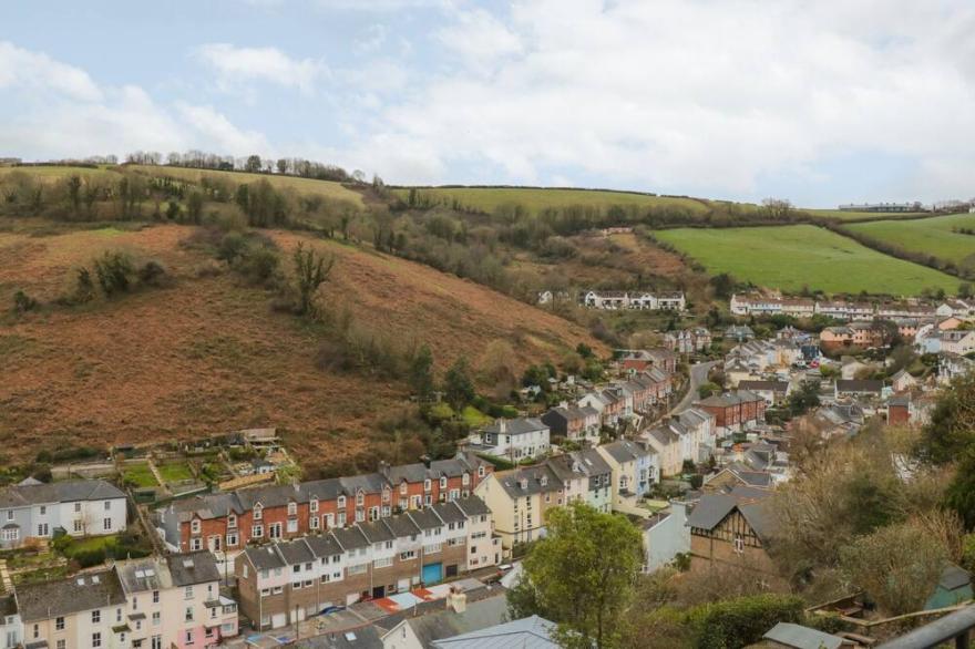 5 FAIRVIEW ROAD, pet friendly, character holiday cottage in Dartmouth