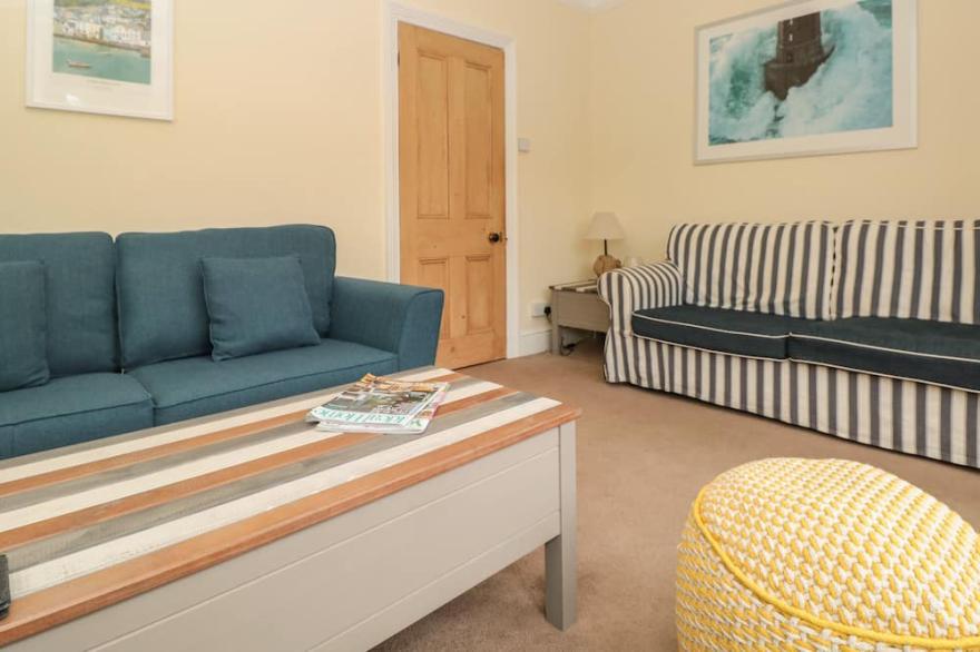 5 FAIRVIEW ROAD, pet friendly, character holiday cottage in Dartmouth
