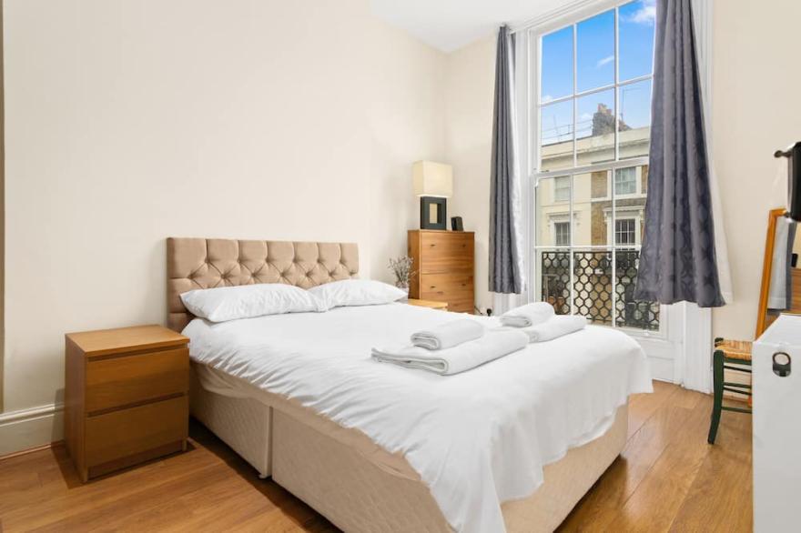 Amazing 3 Bedroom Flat with Balcony in Kensington for up to 6 people