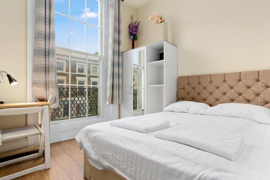 Amazing 3 Bedroom Flat with Balcony in Kensington for up to 6 people