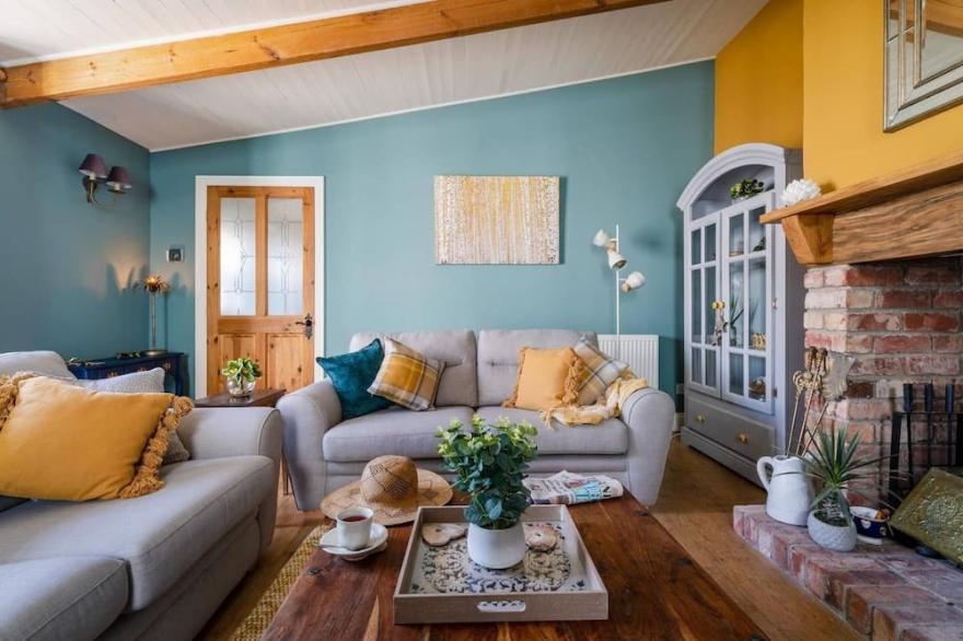 The Cottage - Characterful, coastal with hot tub
