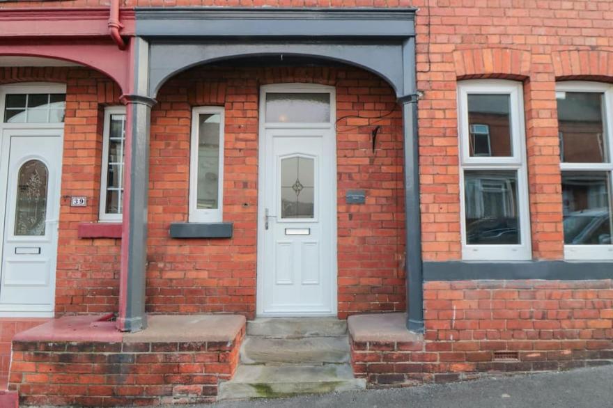 37 MOORLAND ROAD, family friendly, with a garden in Scarborough