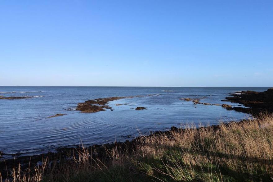 1 PEAR TREE, pet friendly, country holiday cottage in Beadnell