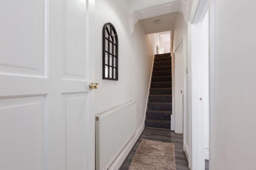 Newly renovated 4bed - Free parking - City Links