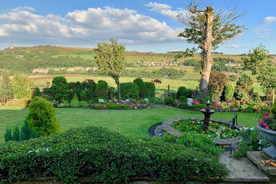 Charming Modernized 16Th Century Farm House with stunning garden & views