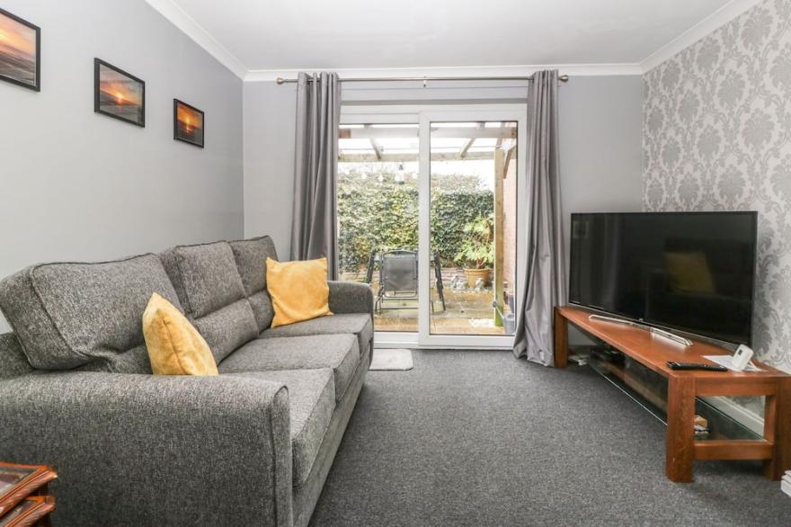 8A ROSEWOOD AVENUE, pet friendly, with a garden in Burnham-On-Sea