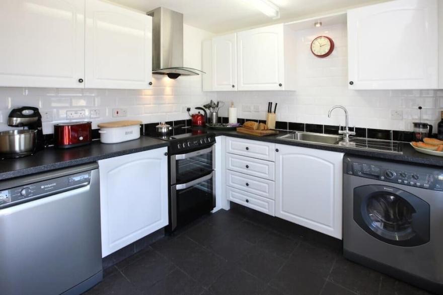A cosy countryside cottage with a hot tub under the stars...