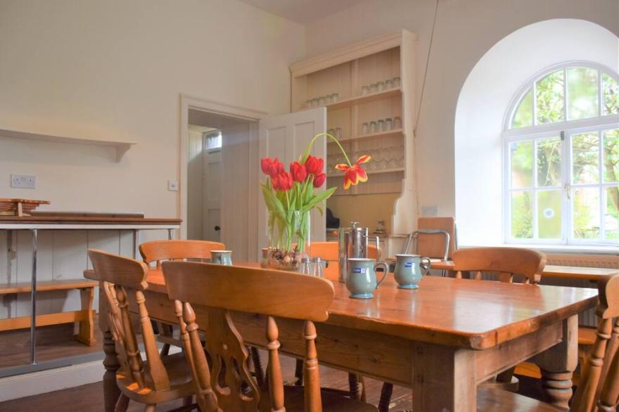 Coachmans Cottage -  a cottage that sleeps 10 guests  in 4 bedrooms