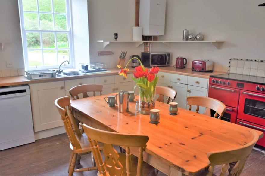 Coachmans Cottage -  a cottage that sleeps 10 guests  in 4 bedrooms