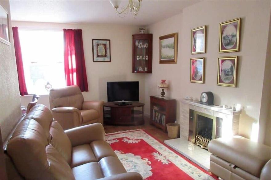 Ailsa Cottage -  a cottage that sleeps 3 guests  in 1 bedroom