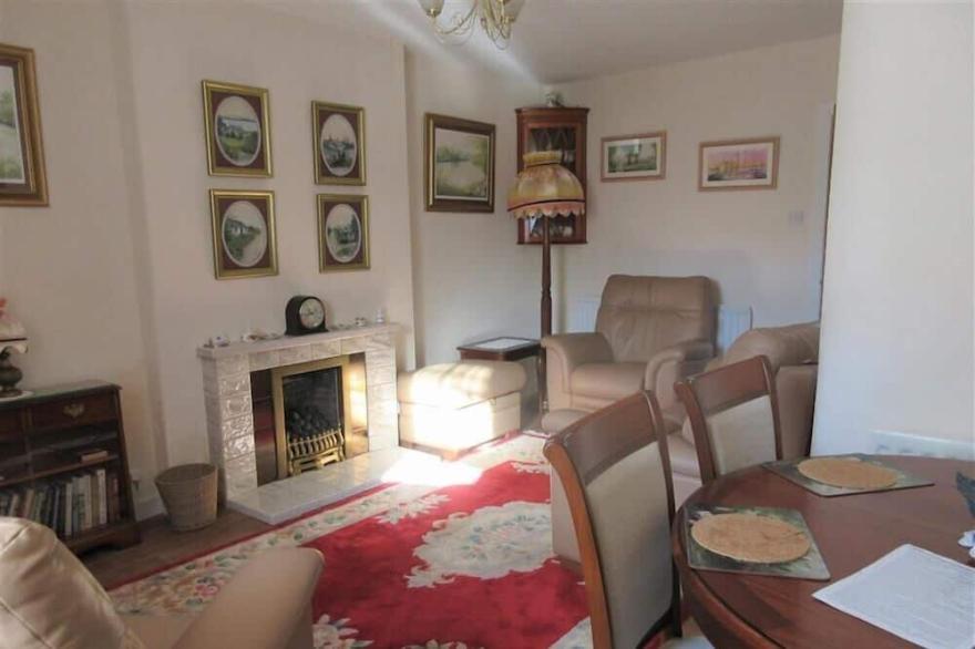 Ailsa Cottage -  a cottage that sleeps 3 guests  in 1 bedroom