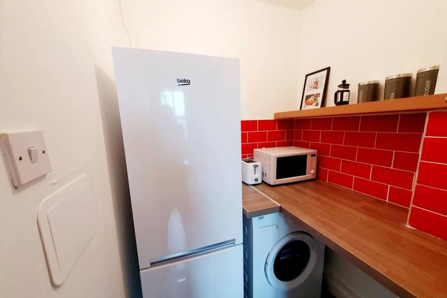 Well presented flat with 3 beds and a sofa bed, right by Bellshill station with great on-street p...