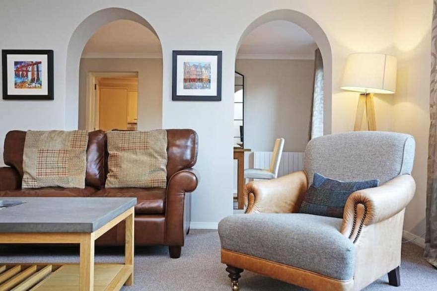 Historic City Centre Apt with Free Secure Parking (No SUVs)