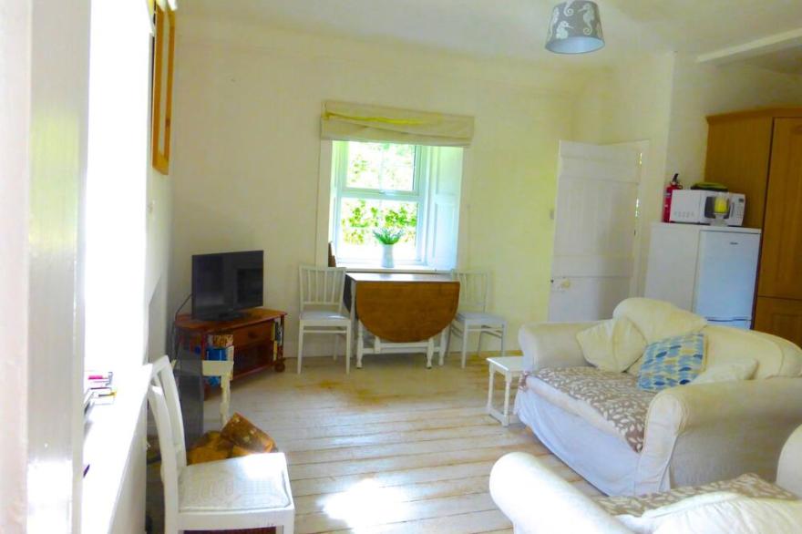 Charming and comfortable, countryside cottage a 10 minute walk from the sea.  Very popular with bird