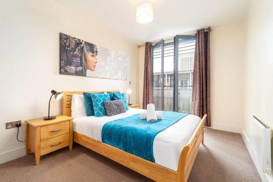 Two Bed City Centre Apartment - Chinatown - Parking - Balcony