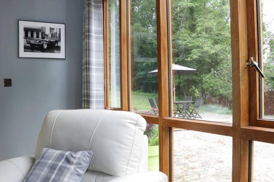 WOODPECKER COTTAGE, romantic, luxury holiday cottage in Ludlow