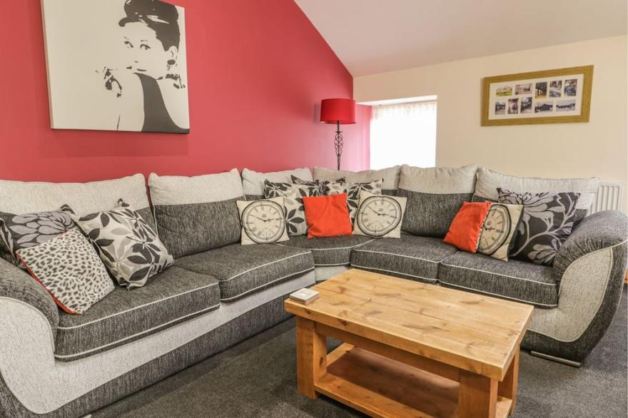 LITTLE BYRE COTTAGE, family friendly, with a garden in Thirsk