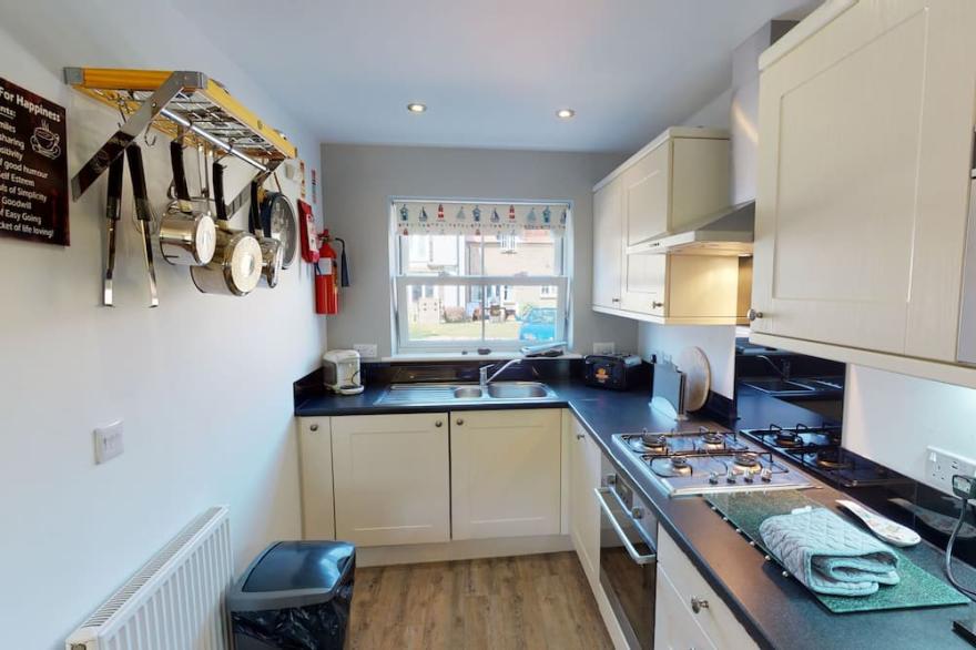 Wait n Sea -  a cottage that sleeps 4 guests  in 2 bedrooms