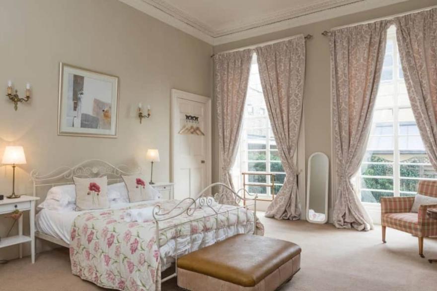 Stylish Heart of Edinburgh Gem (sleeps 6)