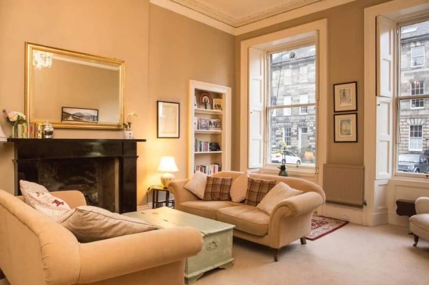 Stylish Heart of Edinburgh Gem (sleeps 6)