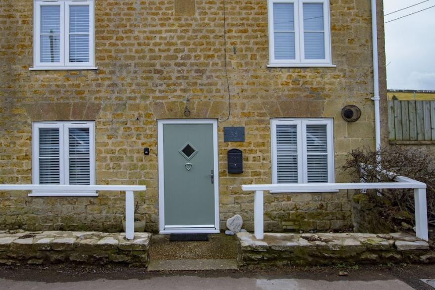 Luxury cottage, 15 minutes to beach, stunning garden views, two min walk to town