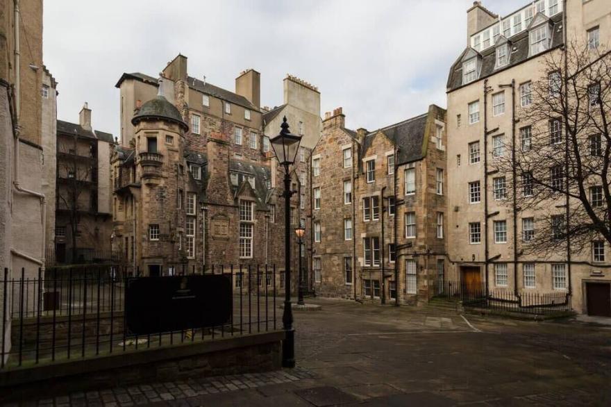 Modern Studio Apartment on Royal Mile Great for Castle