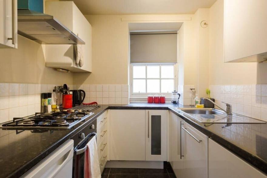 Modern Studio Apartment on Royal Mile Great for Castle