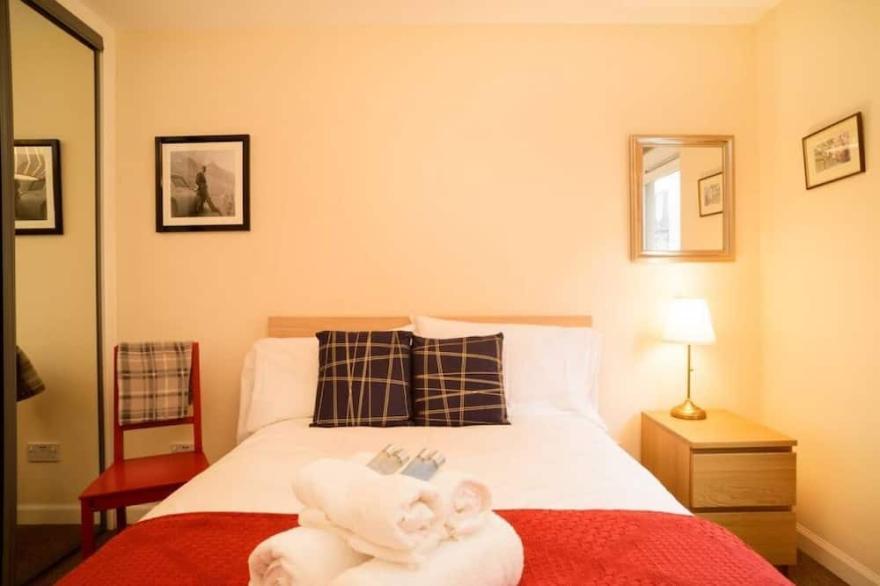 Royal Mile Mile Apartment with Free Parking!