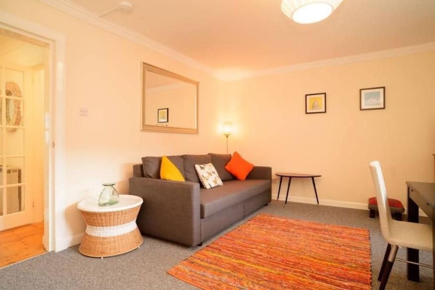 Royal Mile Mile Apartment with Free Parking!