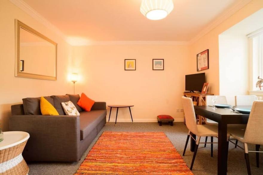 Royal Mile Mile Apartment with Free Parking!