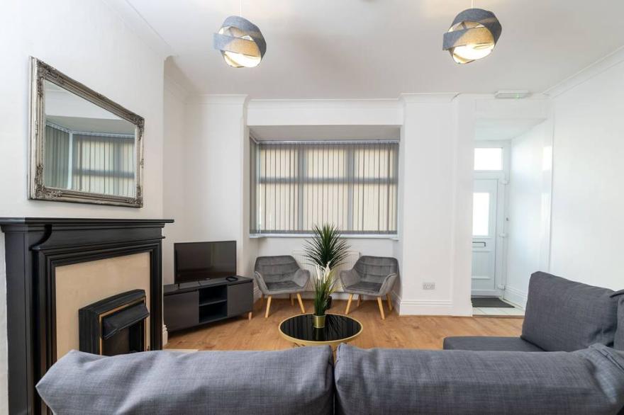 Spacious Modern House - Free on street parking