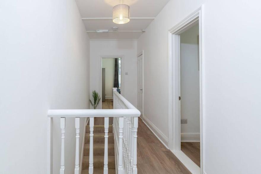 Spacious Modern House - Free on street parking