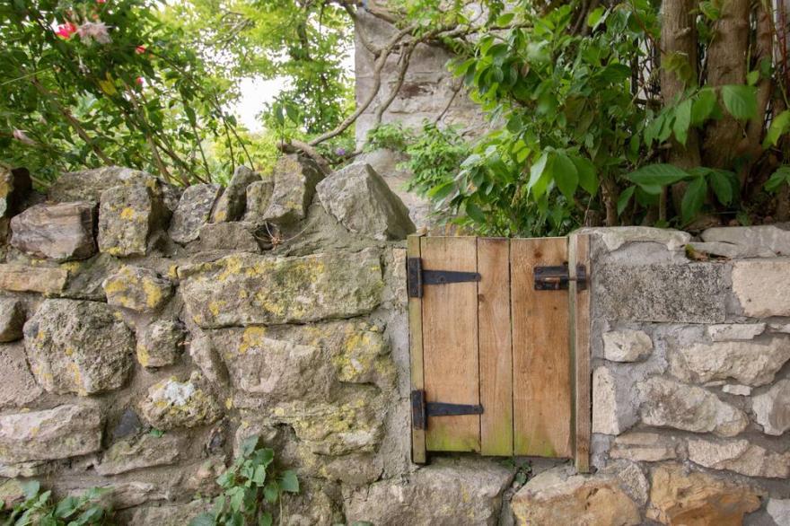 FOX COTTAGE, family friendly, with a garden in Sutton Poyntz